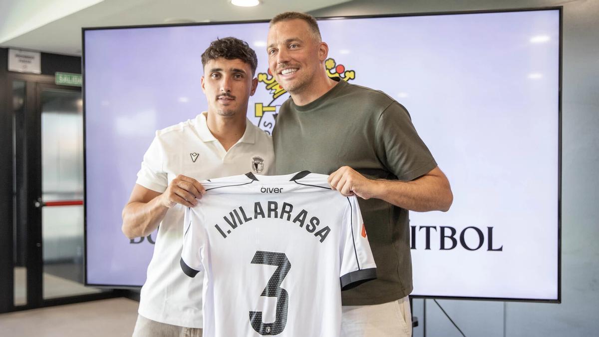 Ignasi Vilarrasa posa junto al director deportivo del Burgos, Michu, en su presentación como albinegro.