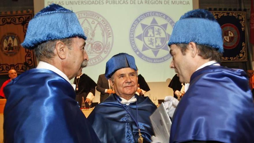 El matemático e investigador Antonio Córdoba fue investido ayer Doctor Honoris Causa por la UMU.