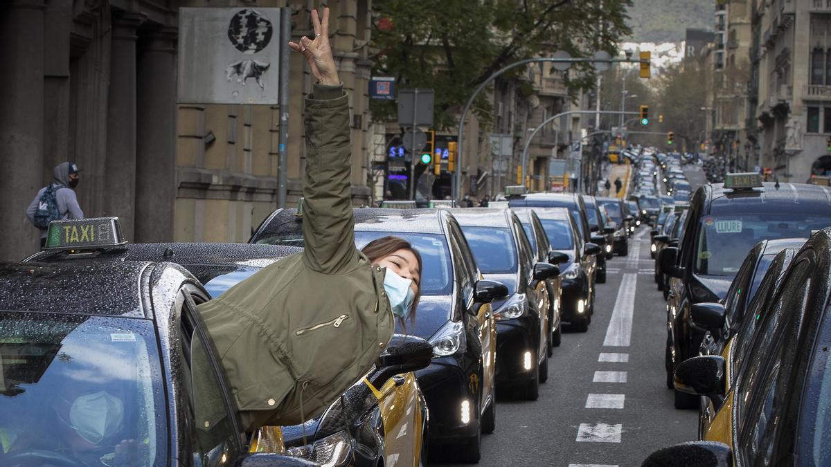 Los taxis protestan contra Uber con una marcha lenta por Barcelona