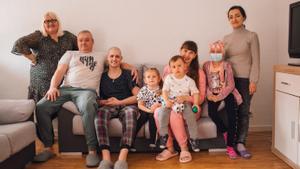 Foto de familia: de izq. a dcha., Halyna, la traductora, junto a Andrii, su hijo Denys; Karolina, Petro y su madre Iryna y Kseniia junto a Alona.