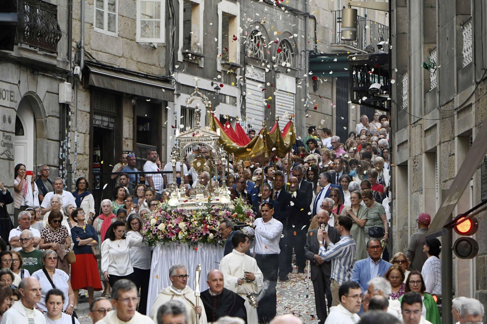 Un año más, los fieles vigueses participaron en una de las fechas más solemnes del calendario religioso, la celebración del Corpus Christi