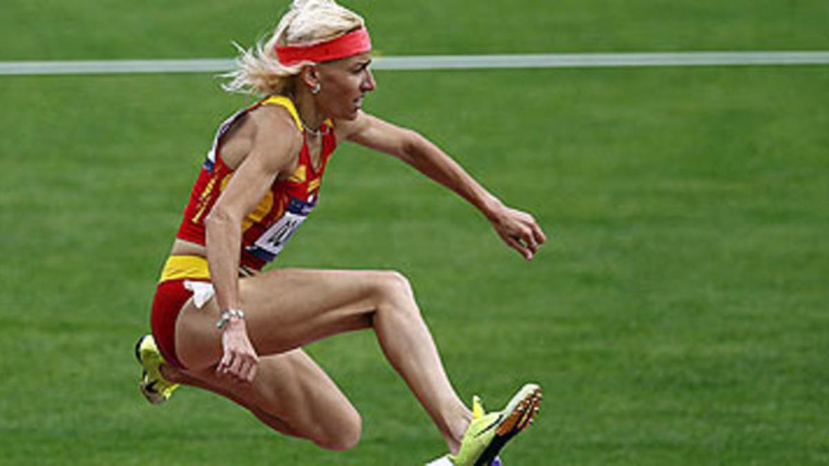 La atleta Marta Domínguez durante su serie de los 3000 metros obstáculos, este sábado en Londres.