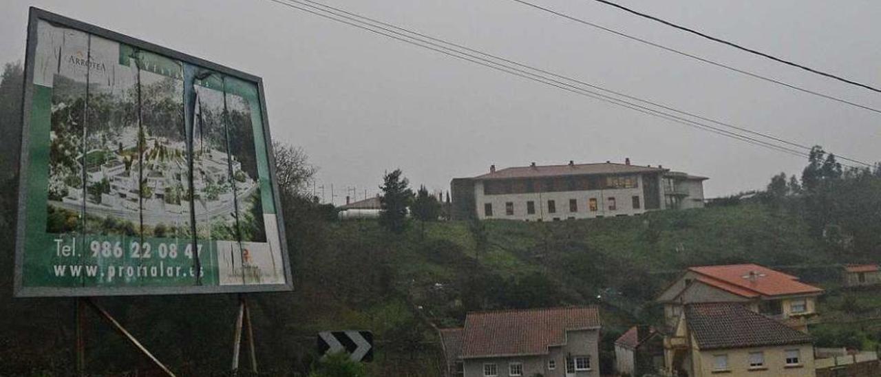 Cartel de Promalar en terrenos de Herbello, en la parroquia canguesa de Aldán. // Gonzalo Núñez