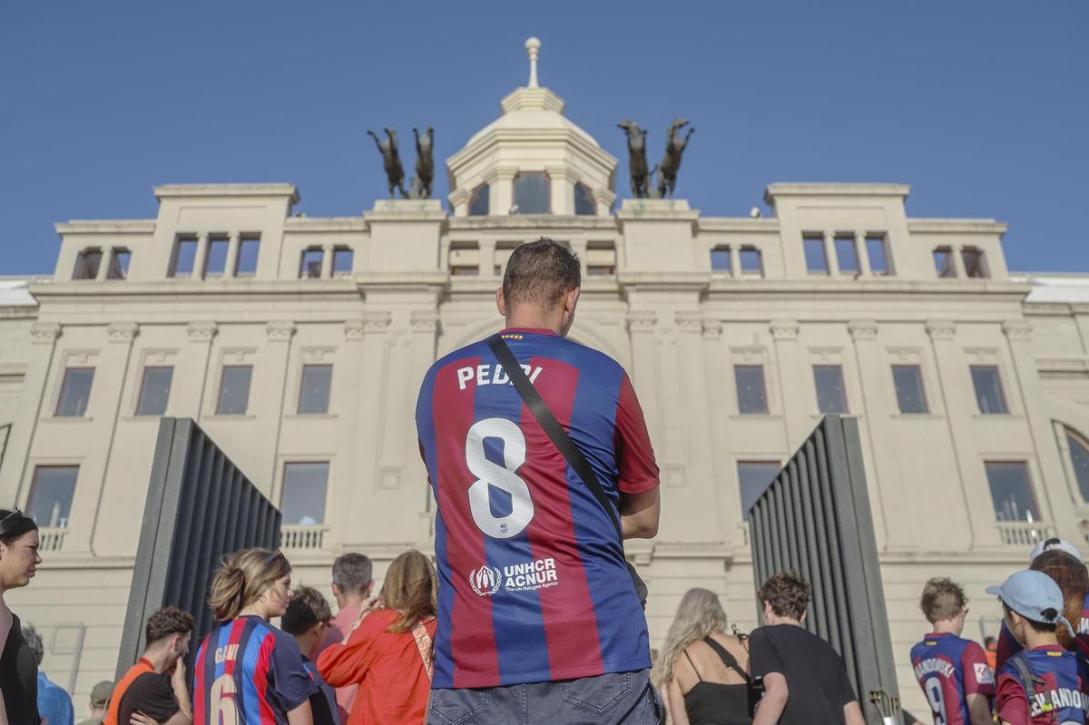 Aficionados del Barça accediendo al estadio de Montjuïc, en Barcelona. Aficionados del Barça accediendo al estadio de Montjuïc, en Barcelona.
