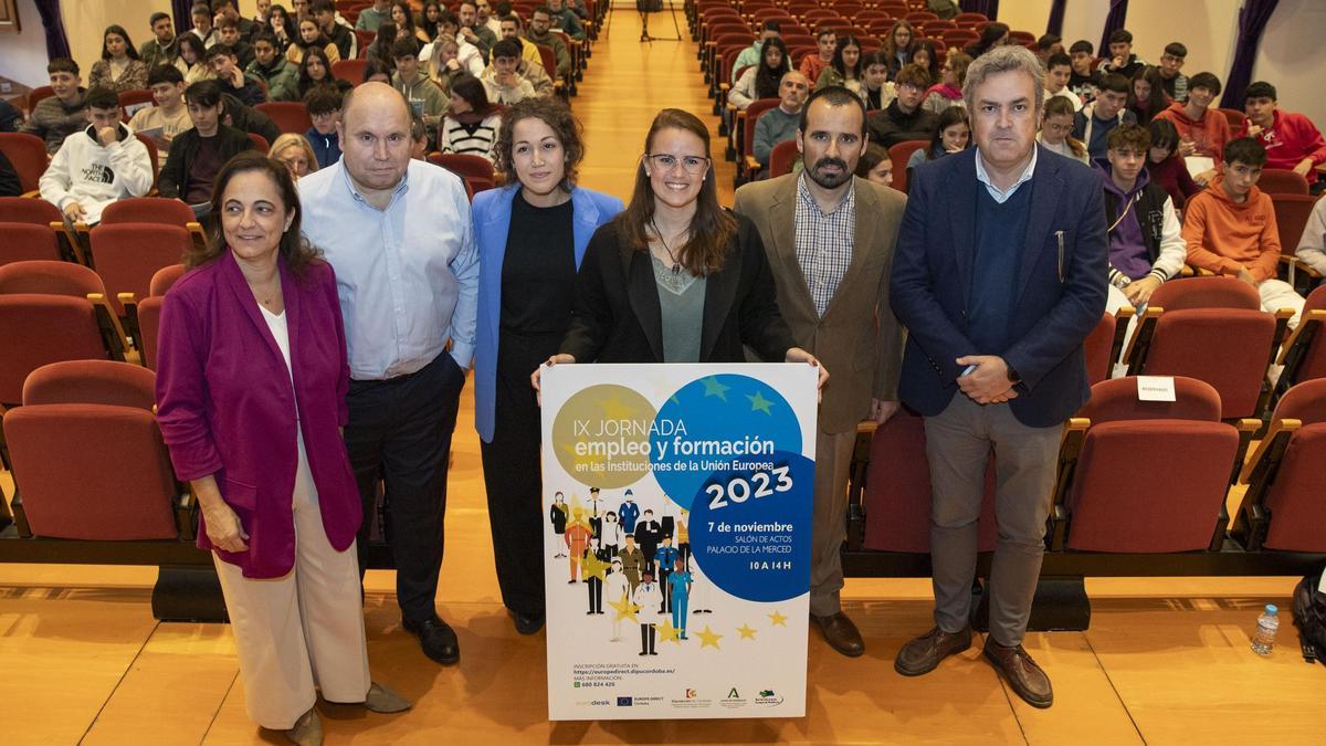 Autoridades y asistentes a las jornadas de Europe Direct en la Diputación de Córdoba.