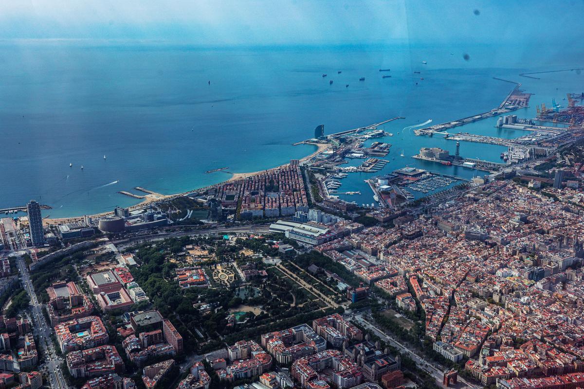 El parque de la Ciutadella rodeado por las vías de la estación de Francia y con el Port Vell de fondo, desde el aire