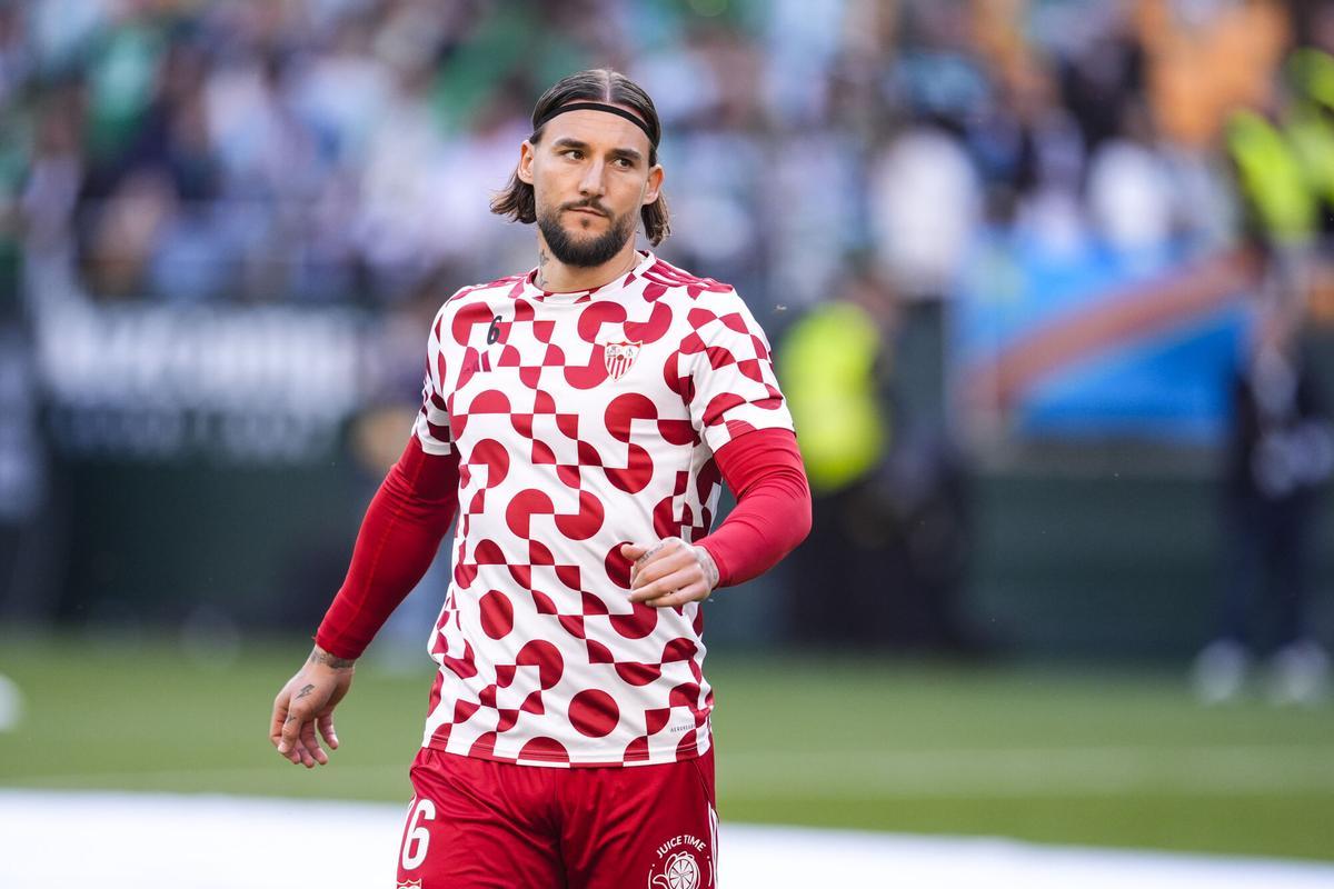 Nemanja Gudelj durante un partido de LaLiga EA Sports