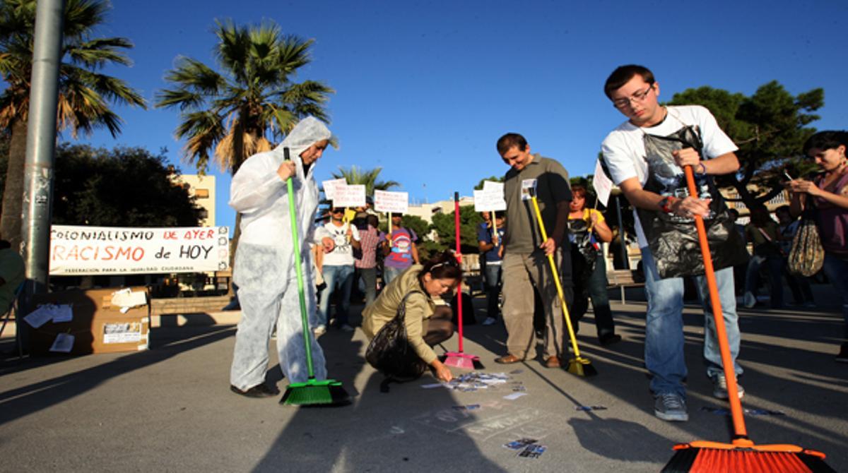 Immigrants i indignats es van reunir per condemnar l’actitud xenòfoba de l’ajuntament presidit pel popular Xavier García Albiol.