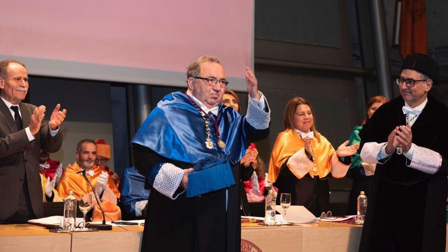 El exrector José Orihuela, tras recibir la Medalla de Oro de la UMU.