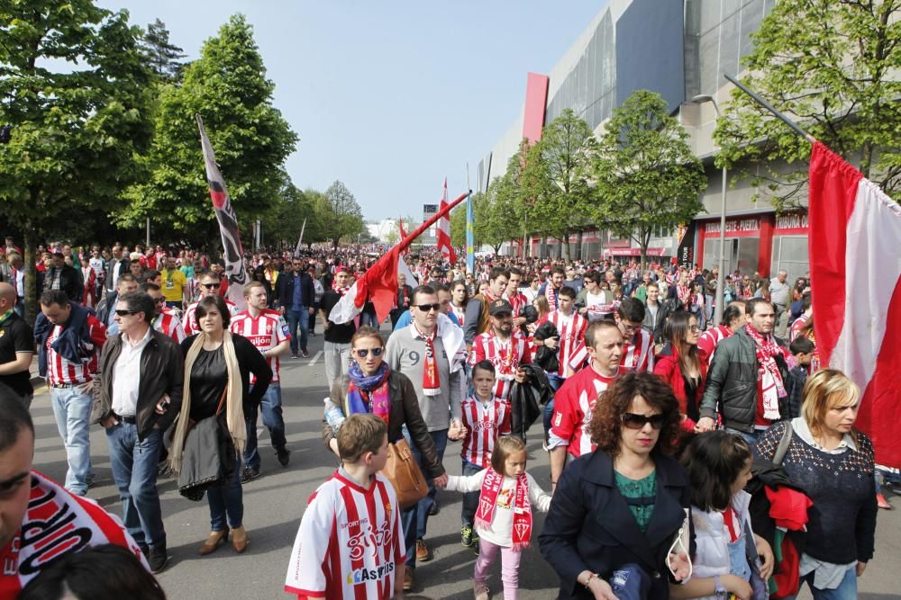 Ambientazo rojiblanco en los aledaños de El Molinón antes del partido