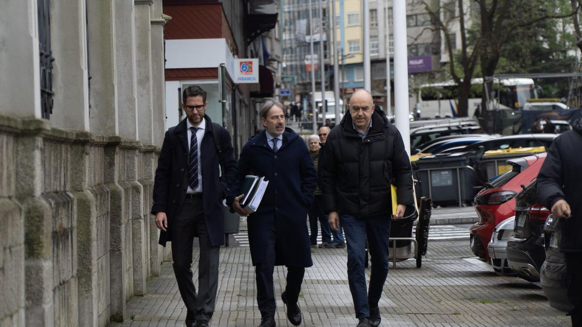 El lotero, Manuel Reija, a su llegada a los juzgados con su abogado