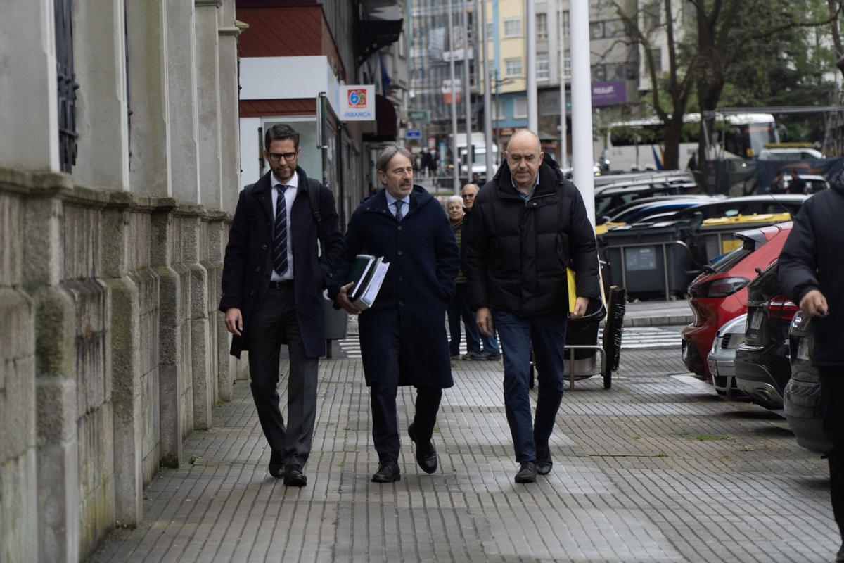 El lotero, Manuel Reija, a su llegada a los juzgados con su abogado