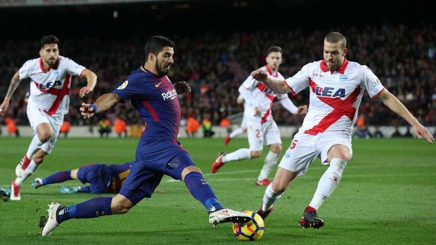 Luis Suárez tira a puerta en el último partido de liga del FC Barcelona.