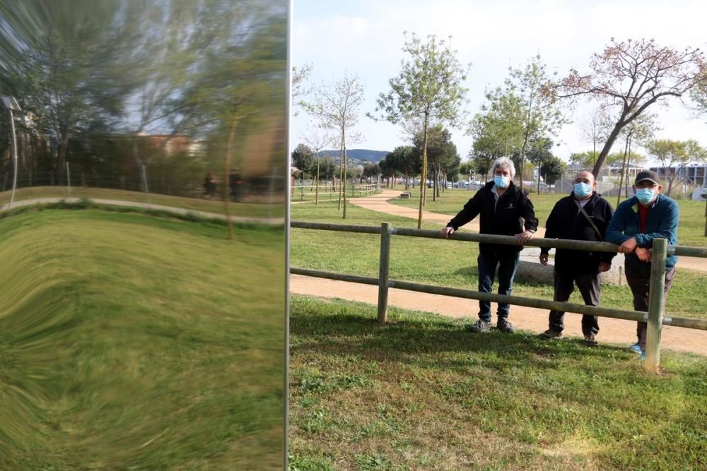 Instal·len al parc dels Estanys el monòlit metàl·lic que va aparèixer a la platja de Sa Conca