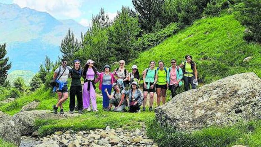 33 Voluntarios de Asapme, en una actividad al aire libre. | SERVICIO ESPECIAL