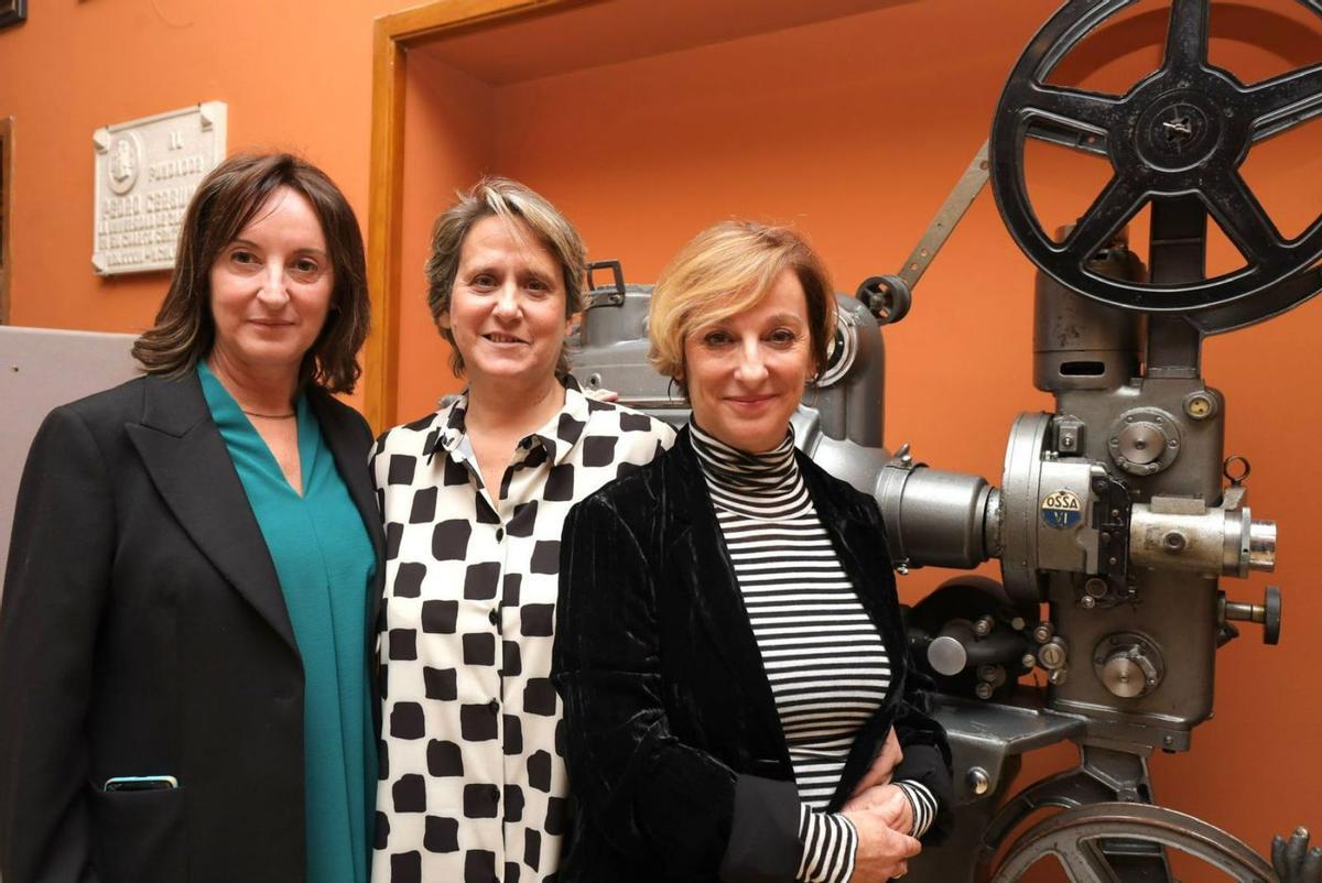 Las hermanas Labordeta, Ángela, Paula y Ana, este lunes, en la presentación de ‘Los armarios no se vacían solos’.  | LAURA TRIVES