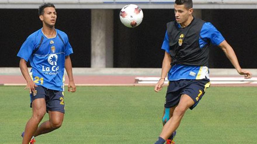 Jonathan Viera y Vitolo, durante un entrenamiento en el Estadio de Gran Canaria. i SANTI BLANCO