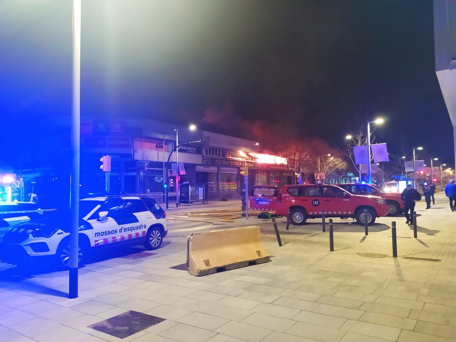 Espectacular Incendi en un concessionari de motos de Girona