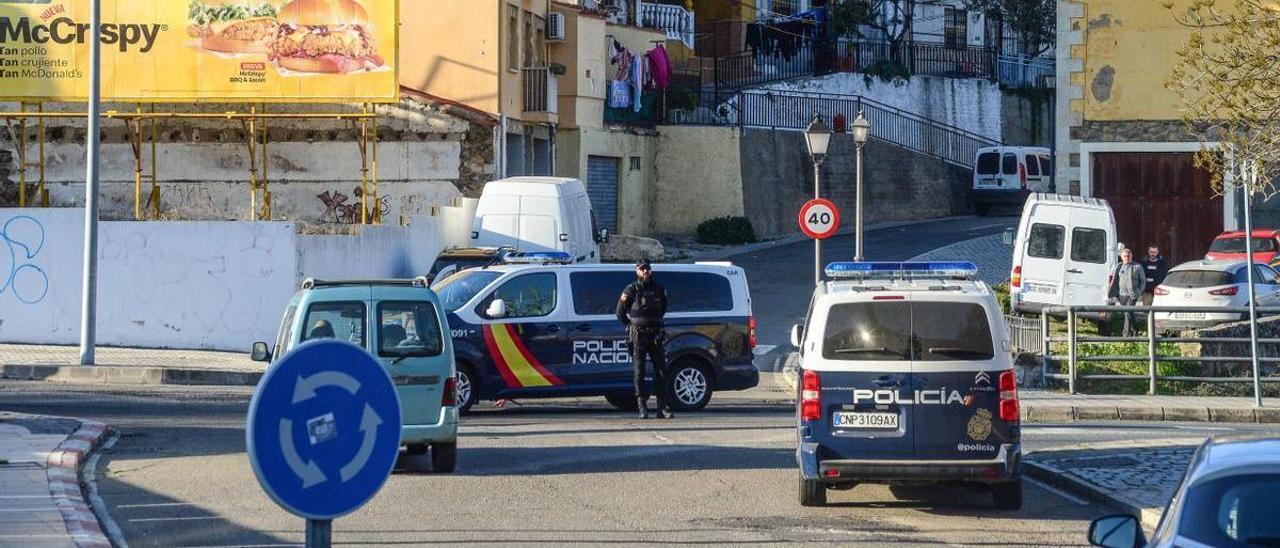 Control de la Policía Nacional en la entrada a San Lázaro, en Plasencia, este jueves.ro