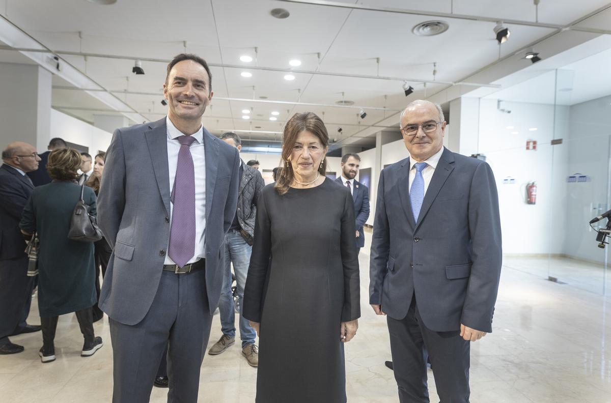 El cónsul de Croacia en València, Antonio Quirós; la embajadora de Croacia en España, Nives Malenica; y el presidente del Palau, Vicente Llimerá.