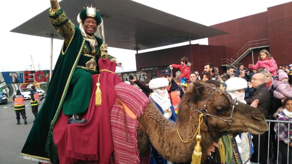 Una multitud recibe a los Reyes Magos en Gijón.