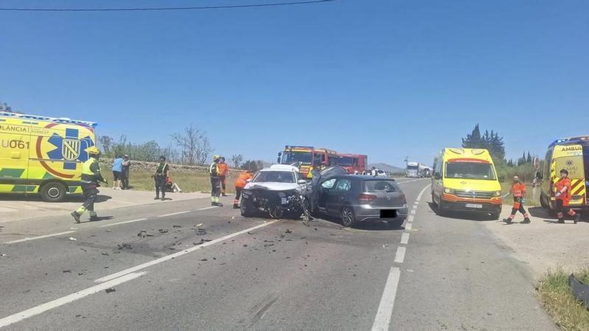 Efectivos de emergencias, junto a los vehículos implicados en el siniestro.