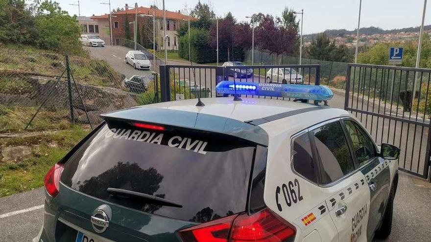 La Guardia Civil, en las puertas de la residencia DomusVi, en Aldán. // Santos Álvarez