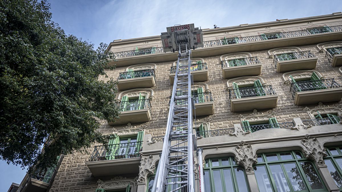 Colocación de las placas solares en la primera manzana eficiente del Eixample