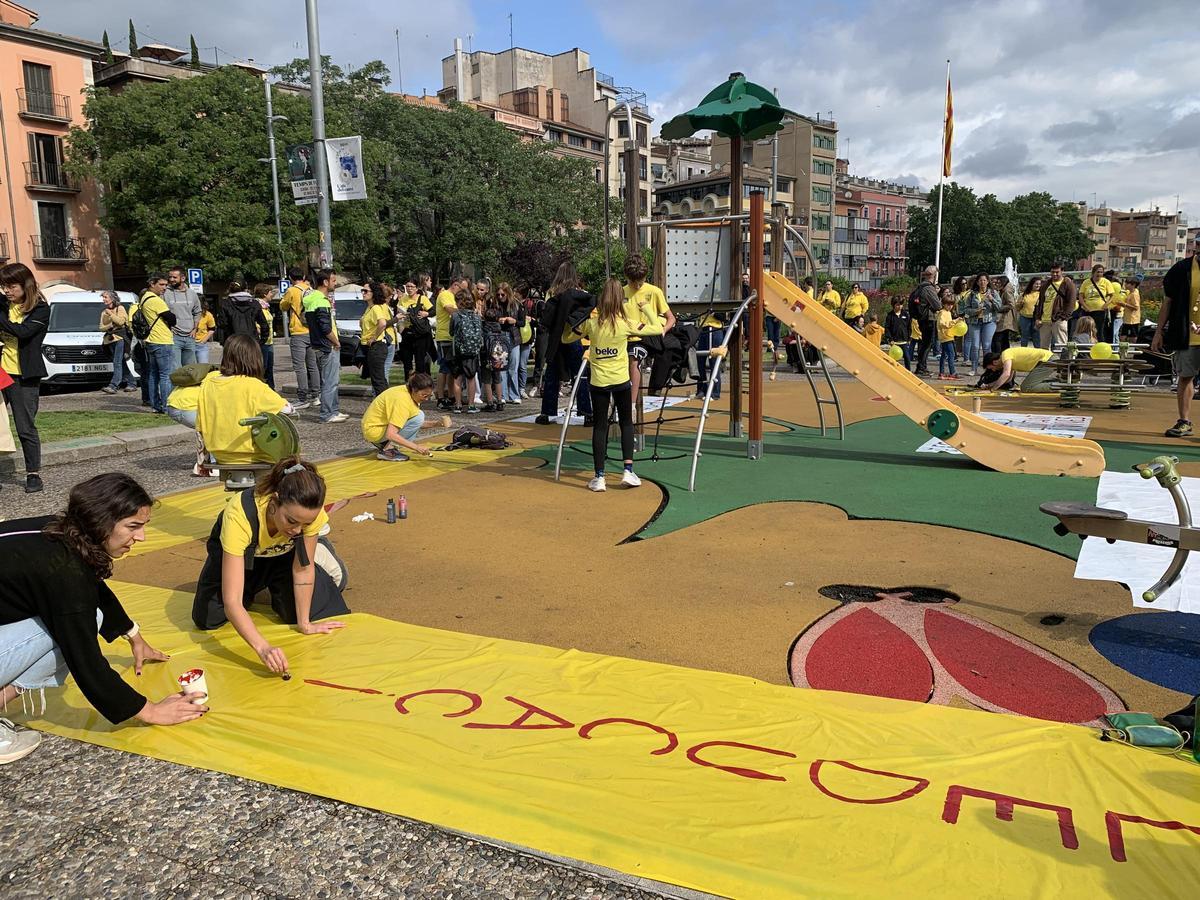 Els primers docents que han començat a arribar a la plaça Catalunya.