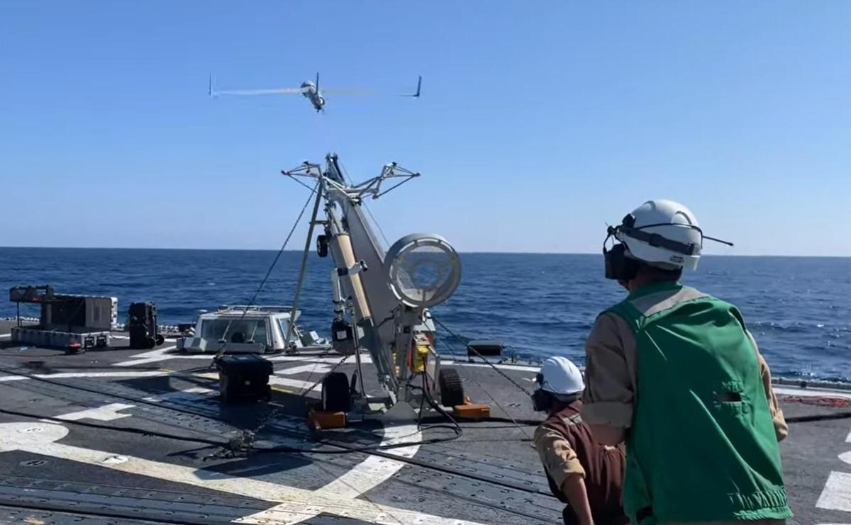 Lanzamiento de un dron Scan Eagle desde un buque de la Armada