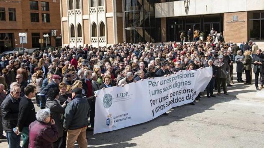 Masiva manifestación de pensionistas en Almussafes