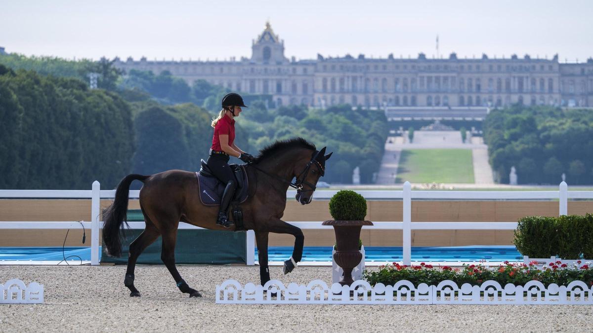 La amazona alemana Julia KRAJEWSKI montando a NICKEL 21 durante los Juegos Olímpicos de París 2024 en el Palacio de Versalles