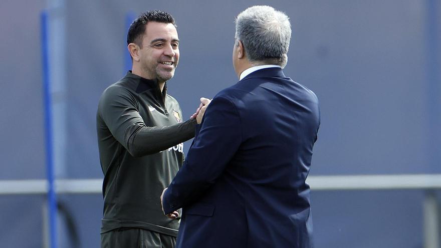 El Barça refrenda a Xavi hasta 2025 tras la cumbre en la casa de Laporta
