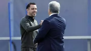 El Barça refrenda a Xavi hasta 2025 tras la cumbre en la casa de Laporta