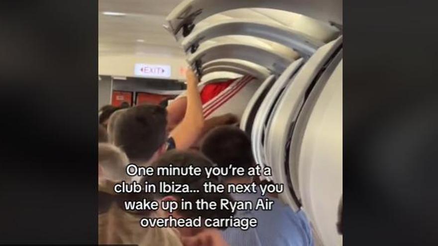 Un británico sale de fiesta por Ibiza y termina metido en el compartimento de maletas de un avión de Ryanair