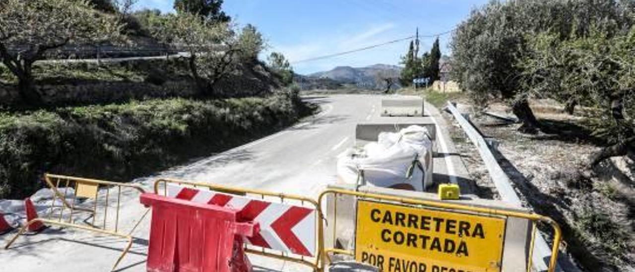 La carretera CV-70, que une Benidorm y Alcoy, permanece cortada desde el pasado enero.