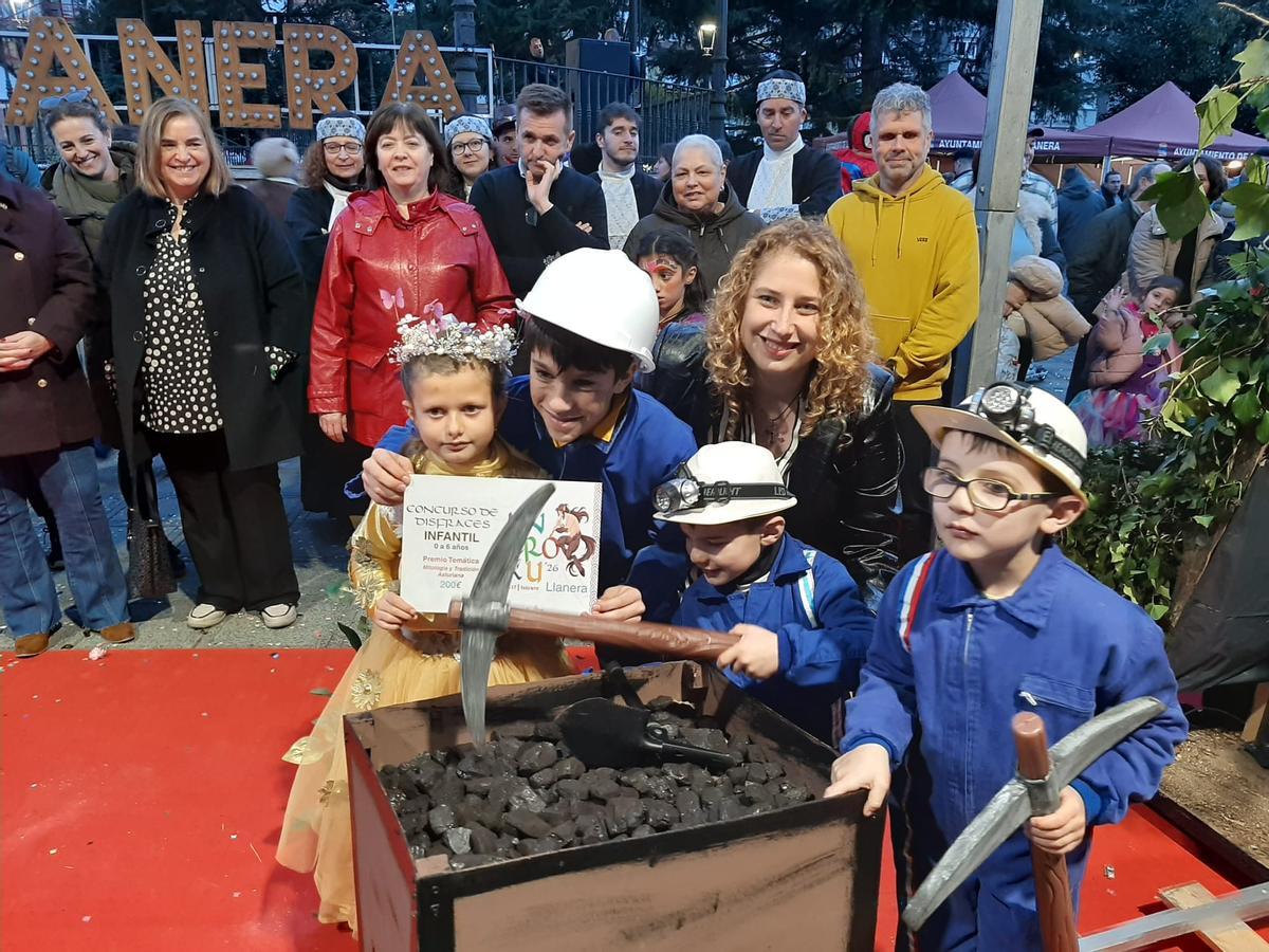 Llanera festeja un Antroxu infantil de récord Llanera festeja un Antroxu infantil de récord