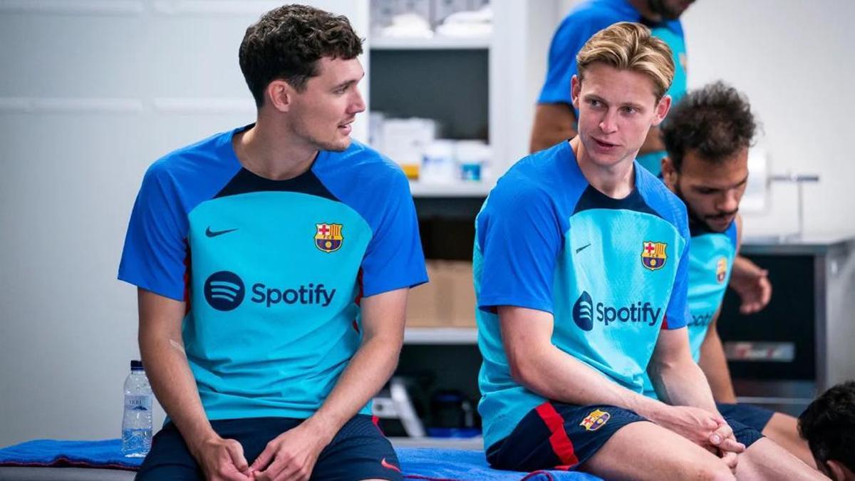 Christensen y Frenkie de Jong charlan en la ciudad deportiva de Sant Joan Despí.