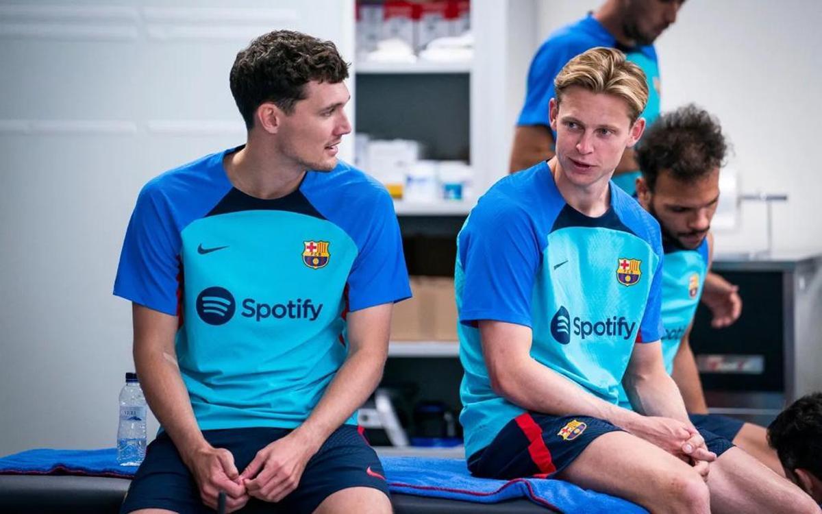 Christensen y Frenkie de Jong charlan en la ciudad deportiva de Sant Joan Despí.