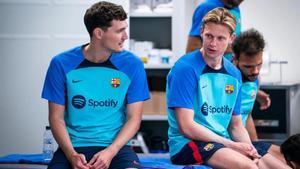 Christensen y Frenkie de Jong charlan en la ciudad deportiva de Sant Joan Despí.