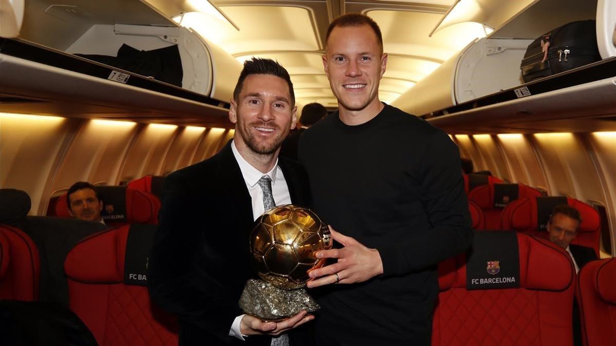 Messi y Ter Stegen, en el avión de regreso de la gala del Balón de Oro.