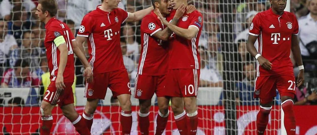 Lahm, Lewandowski, Thiago, Robben y Alaba celebran un gol del Bayern en el Bernabéu.