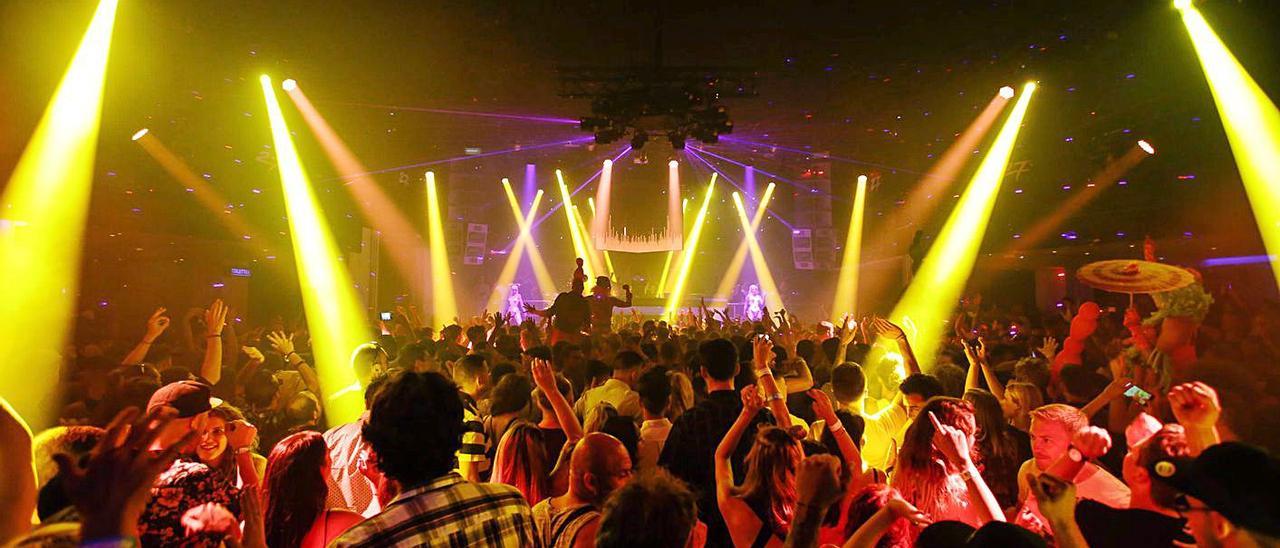 Una sesión en una discoteca de Eivissa. | ALEX CABALLERO