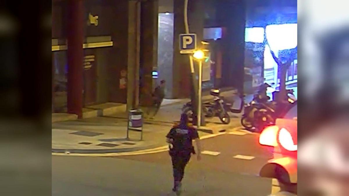 Vídeo | Detingut un lladre amb el seu botí al passar davant de les càmeres de la comissaria de les Corts de Barcelona