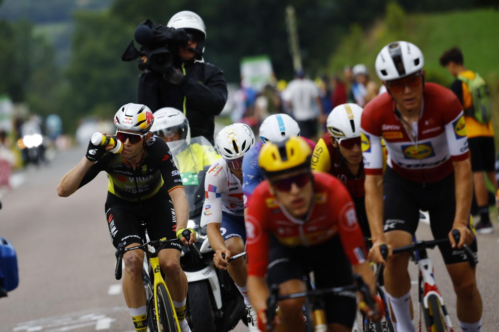 (France), 26/07/2025.- Belgian rider Wout Van Aert (L) of Team Visma-Lease a Bike in action during the 20th stage of the Tour de France cycling race over 184.2km from Nantua to Pontarlier, France, 26 July 2025. (Ciclismo, Francia) EFE/EPA/MARTIN DIVISEK