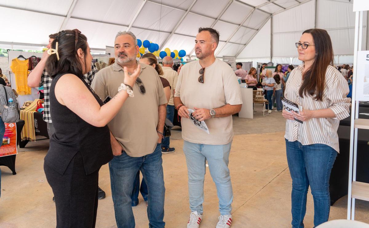 José Manuel Mora y  Lucas Jodar visitando a los comerciantes en la  Feria de Comercio celebrada el fin de semana pasado.jpg