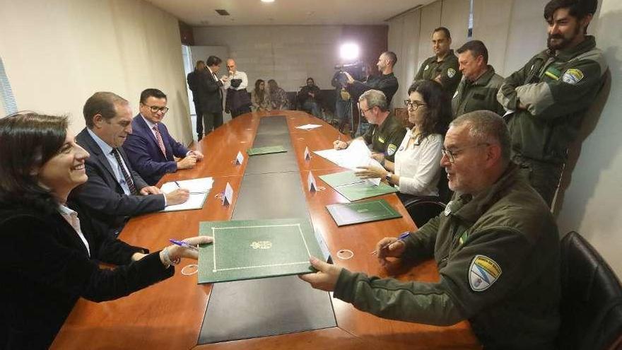 Representantes de Xunta y sindicatos durante la firma del acuerdo, ayer en Santiago.