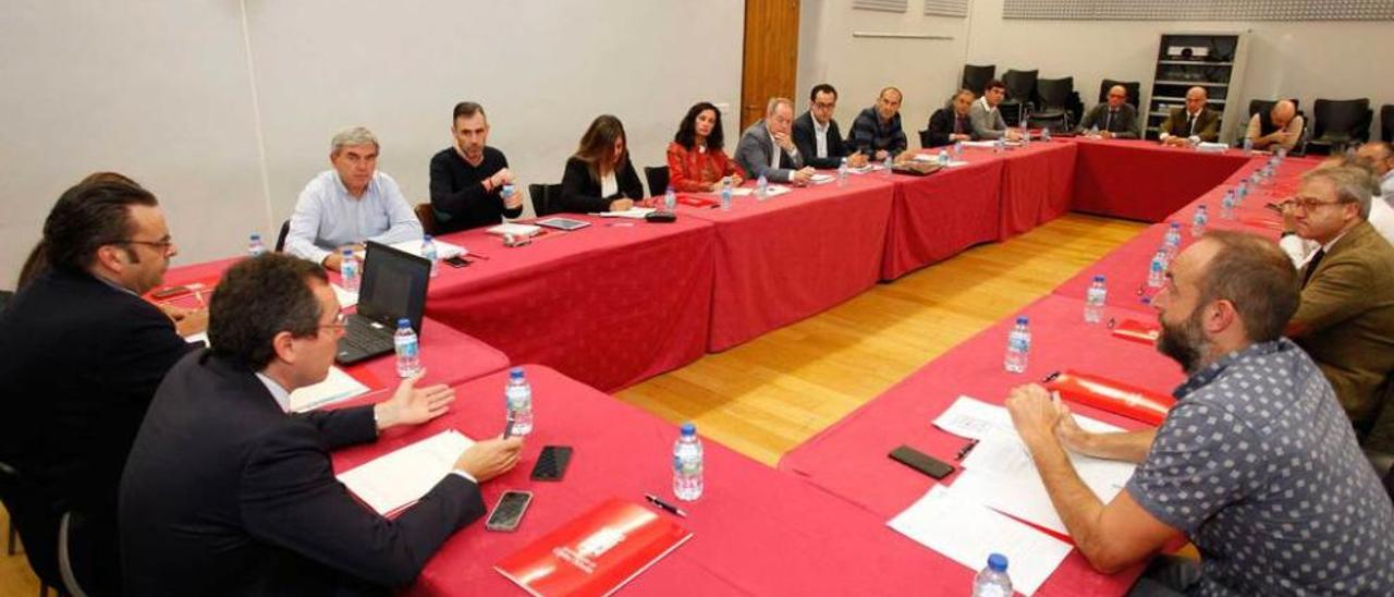 A la izquierda, Álvaro Obregón, director general de Urbanismo, y Fernando Couto, portavoz del gobierno de Foro, en la cabecera de la reunión de la comisión especial sobre el área metropolitana central de Asturias.