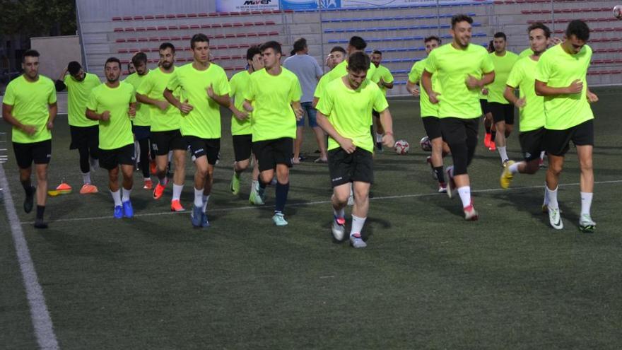 Los jugadores del Élitei Project entrenan en Elda.