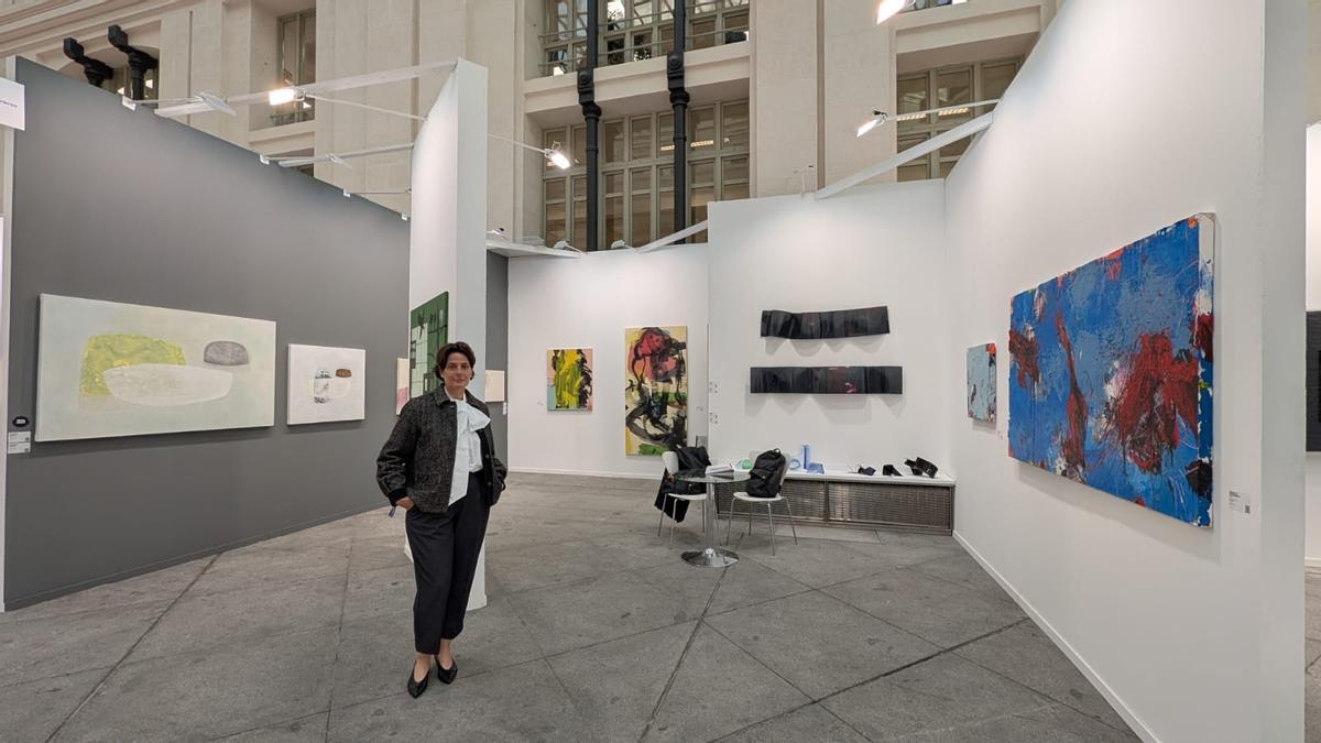 La galerista aragonesa Carmen Terreros, este miércoles en su estand de la feria Art Madrid.